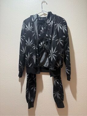 Black & Gray Leaf-Print Women's Jogger Set Size Small